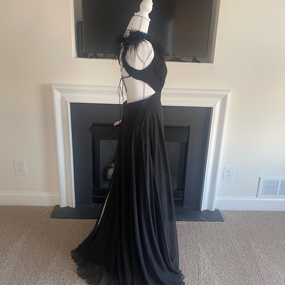 MAC DUGGAL Black Plunge Ostrich Feather Gown - Picture 6 of 8